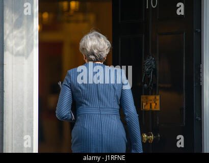 Downing Street, London UK. 18. April 2017. PM Theresa May tritt Nr. 10 nach Announcings allgemeinen Wahlen für 8. Juni 2017 ausrichten. Stockfoto
