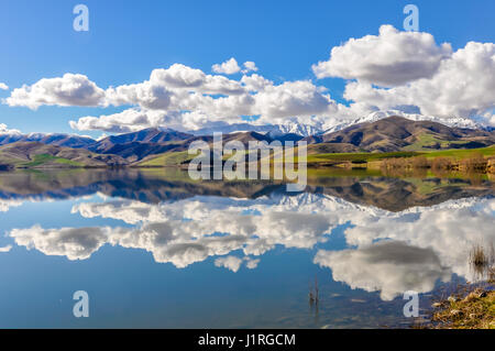 Reflexion von den schneebedeckten Bergen in einem See in der Nähe von Feldberg in der Südinsel, Neuseeland Stockfoto
