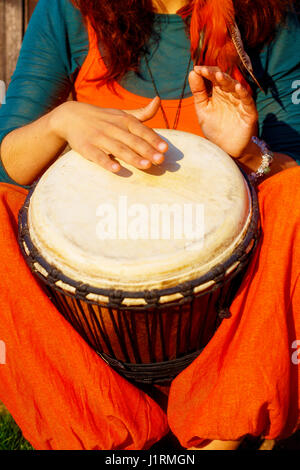 Junge Dame Schlagzeuger mit ihrer Djembe-Trommel Stockfoto