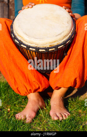 Junge Dame Schlagzeuger mit ihrer Djembe-Trommel Stockfoto