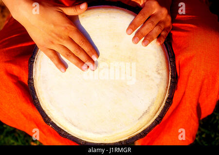 Junge Dame Schlagzeuger mit ihrer Djembe-Trommel Stockfoto