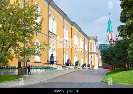 Im Kreml. Arsenal-Gebäude (links), Nikolski (St. Nikolaus) Turm Mitte. Russische gemachten Wagen montiert c Stockfoto