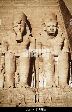 Der Tempel von Abu Simbel. Blick auf die Statuen repräsentieren Ramses II. und seiner Gemahlin Nefertari. Als Vintage Foto bearbeitet mit dunklen Kanten. Stockfoto