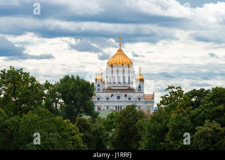 Blick von der Christus-Erlöser-Kathedrale, Moskau orthodoxen Kirche mit goldenen Kuppeln des Moskauer Kremls Stockfoto