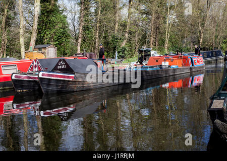 Kraftstoff Boot auf dem Grand Union Canal Stockfoto