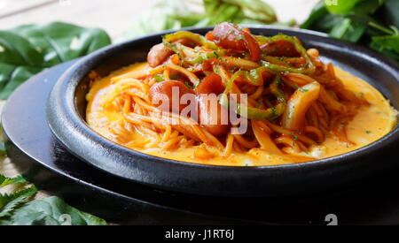 Bügelbrett Napolitan Ramen Nudeln mit Käse und Bratwurst Stockfoto