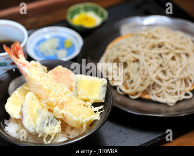 Fried Ramen Udon-Nudeln mit gebratenen Tempura Garnelen Stockfoto