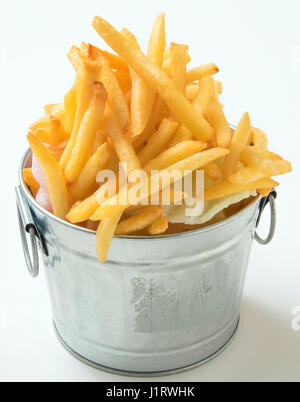 Bratkartoffeln-chips in Eisen Schüssel auf weißem Hintergrund Stockfoto