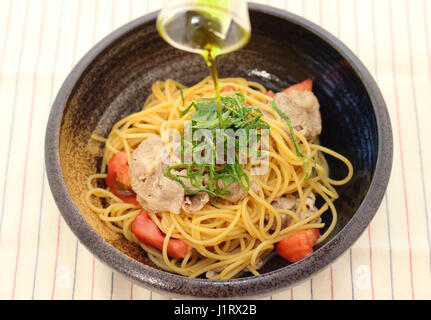 Ramen-Nudeln mit Schwein, Rind und Lachs Stockfoto