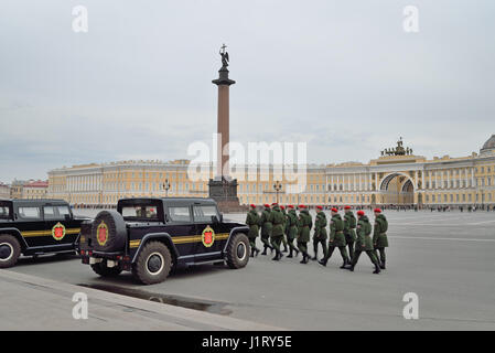 ST. PETERSBURG, Russland - 28. April 2016: Der Kordon auf dem Schlossplatz in Vorbereitung auf die Siegesparade in St. Petersburg 2016-04-28 Stockfoto