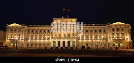Die gesetzgebende Versammlung Gebäude in St. Petersburg bei Nacht nach Regen Stockfoto