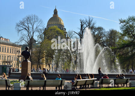 Der Brunnen an der Admiralität auf dem Hintergrund der Kuppel der St. Isaaks Kathedrale in St. Petersburg im Sommer im Mai nachmittags Stockfoto