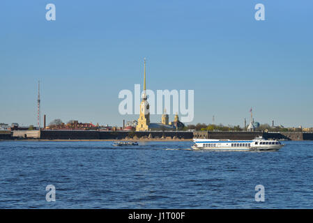 ST. PETERSBURG, Russland - 5. Mai 2016: Vergnügensboot schwimmt auf der Newa auf dem Hintergrund der Festung klaren Tag im Sommer in Saint-Petersbur Stockfoto