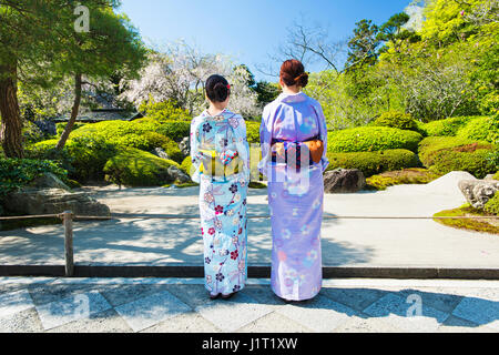 Zwei junge Frauen gekleidet im Yukata stehen vor Arock Garten oder Karesansui in Meigetsu-in-Tempel in Kamakura, Japan Stockfoto