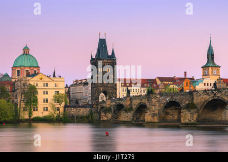 Die berühmte Karlsbrücke in Prag in der Tschechischen Republik bei Sonnenuntergang Stockfoto