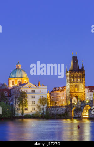 Die berühmte Karlsbrücke in Prag in der Tschechischen Republik bei Sonnenuntergang Stockfoto