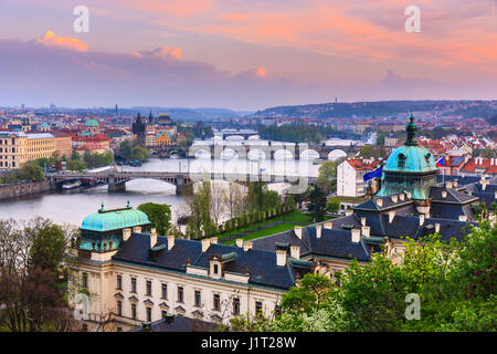 Der Blick vom Letenske Sady über die Stadt Prag und dem Fluss Vitava in der Tschechischen Republik Stockfoto