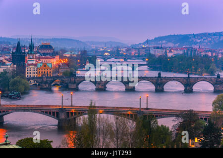 Der Blick vom Letenske Sady über die Stadt Prag und dem Fluss Vitava in der Tschechischen Republik Stockfoto
