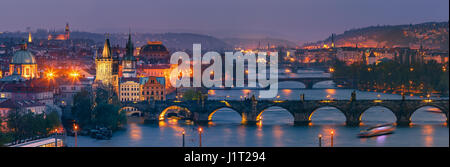 Der Blick vom Letenske Sady über die Stadt Prag und dem Fluss Vitava in der Tschechischen Republik Stockfoto