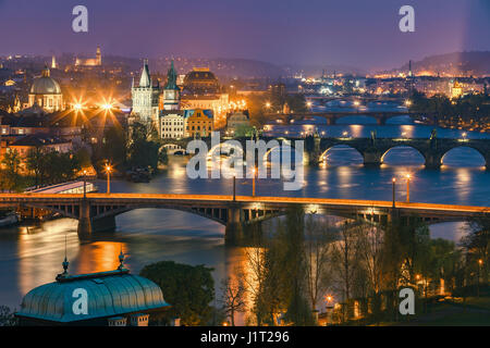 Der Blick vom Letenske Sady über die Stadt Prag und dem Fluss Vitava in der Tschechischen Republik Stockfoto