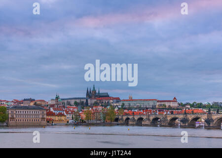 Klassische Ansicht der Prager Burg und Karlsbrücke. Bei Sonnenuntergang in Prag in der Tschechischen Republik aufgenommen Stockfoto