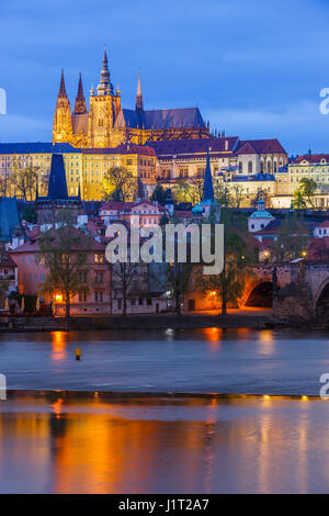 Klassische Ansicht der Prager Burg und Karlsbrücke. Bei Sonnenuntergang in Prag in der Tschechischen Republik aufgenommen Stockfoto