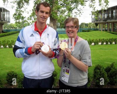 Der Brite Andy Murray stellt mit seinen Gold- und Silbermedaillen aus der Olympiade 2012 in London neben Press Association Journalist Eleanor Gauner. Stockfoto