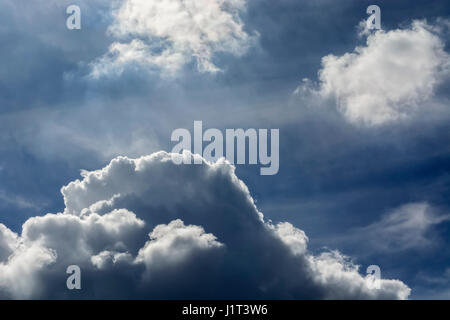 Hinterleuchtete Cumuluswolken gegen blauen Himmel Stockfoto