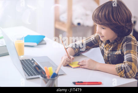 Schöne kleine Junge Notizen aufschreiben Stockfoto