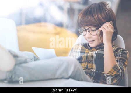 Glückliche kleine Junge Klasse mit Papa am Telefon besprechen Stockfoto