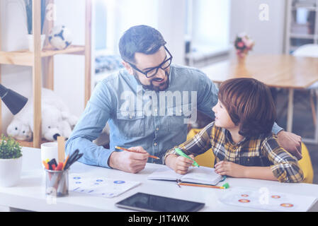 Positiven Vater und Sohn gemeinsam am Projekt Stockfoto