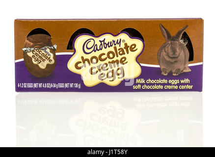 Winneconne, Wisconsin - 16. April 2017: vier Pack Cadbury Schokolade Creme Eier auf einem isolierten Hintergrund. Stockfoto