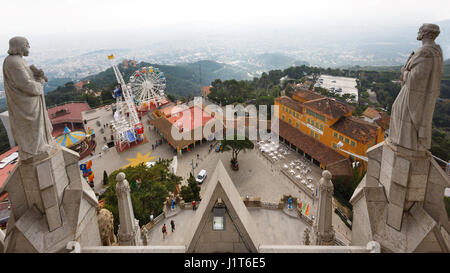 Barcelona, Spanien - 3. Januar 2017: Die Kirche Statuen über den Vergnügungspark auf dem Hügel Tibidabo in Barcelona Stockfoto