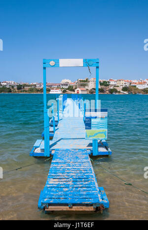 Plattform für den Einstieg der Passagiere Boot vom Strand entfernt Stockfoto