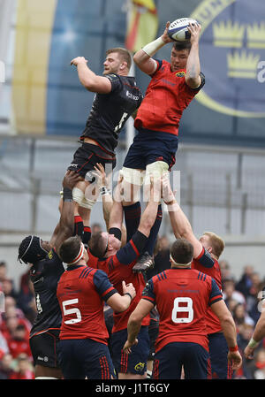 Münsters Peter O'Mahony und Sarazenen George Kruis während der European Champions Cup, Halbfinale Finale im Aviva Stadium Dublin. Stockfoto