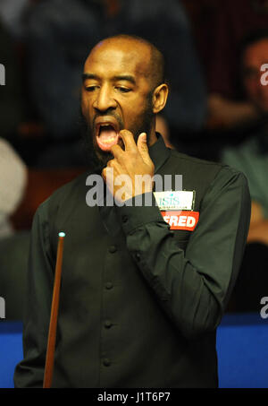 Rory McLeod in seinem Match gegen Stephen Maguire am Tag acht der Betfred Snooker-WM am Crucible Theatre in Sheffield. Stockfoto