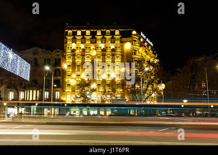 Barcelona, Spanien - 3. Januar 2017: Nachtverkehr auf der Passeig de Gracia Straße im Hintergrund des Hotel Majestic Stockfoto