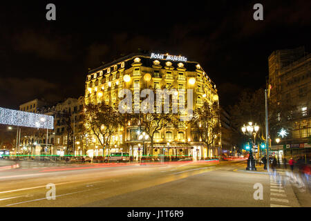 Barcelona, Spanien - 3. Januar 2017: Nachtverkehr auf der Passeig de Gracia Straße im Hintergrund des Hotel Majestic Stockfoto