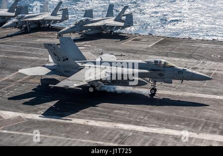 Ein Kampfflugzeug der US Navy F/A-18E Super Hornet macht eine verhafteten landen auf dem Flugdeck der Flugzeugträger der Nimitz-Klasse USS George H.W. Bush während Operationen gegen den islamischen Staat im Betrieb innewohnende lösen 4. April 2017 in den Persischen Golf. Stockfoto