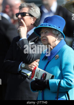 Königin Elizabeth II. mit ihrem Bloodstock und Racing Berater John Warren (links), wie sie die Dubai Duty Free Spring Trials und Bierfest in Newbury Racecourse in Newbury teilnehmen. Stockfoto