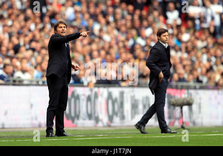 Chelsea-Trainer Antonio Conte (links) und Tottenham Hotspur Manager Mauricio Pochettino während der Emirate FA Cup, Semi-Finale im Wembley Stadium, London. Stockfoto