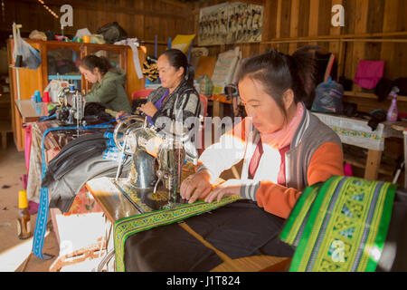 Hmong Frauen, traditionelle Kleidung in die Stadt Phonsavan in der Provinz Xieng Khuang im Norden Laos in Südostasien. Stockfoto