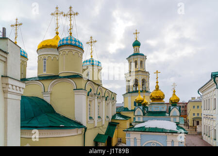 Kazan, Russland. Nikolaya Chudotvortsa Dom Nizskogo und Kirche der Fürbitte der Heiligen Jungfrau Stockfoto