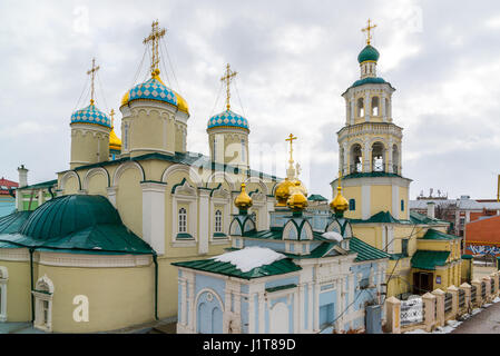 Kazan, Russland. Nikolaya Chudotvortsa Dom Nizskogo und Kirche der Fürbitte der Heiligen Jungfrau Stockfoto