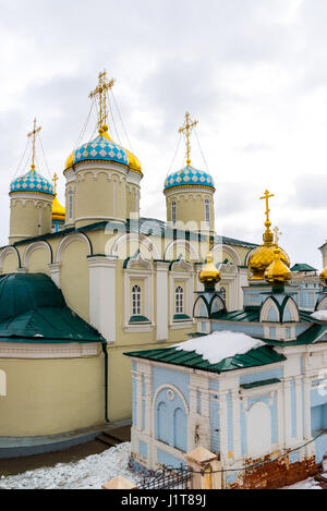 Kazan, Russland. Nikolaya Chudotvortsa Dom Nizskogo und Kirche der Fürbitte der Heiligen Jungfrau Stockfoto