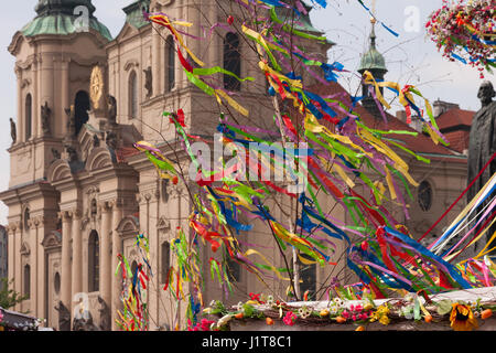 Prag, Tschechische Republik - 21. April 2017: bunte Oster-Deko auf dem Altstädter Ring Stockfoto