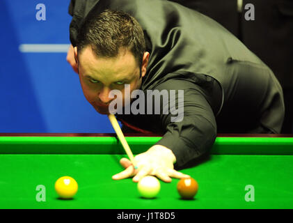 Stephen Maguire in seinem Match gegen Rory McLeod am Tag acht der Betfred Snooker-WM am Crucible Theatre in Sheffield. Stockfoto