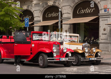 Prag, Tschechische Republik - 21. April 2017: zwei Ford Oldtimer geparkt vor einem Cartier-Geschäft in der Straße Parizska Angebot Sightseeing-Touren fo Stockfoto