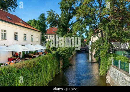 Cafe am Kanal Čertovka (Devils Stream) von Kampa-Insel, Mala Strana, Prag, Tschechische Republik Stockfoto