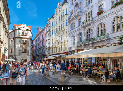 Café und Geschäfte in Karlova, Staré Město, Prag, Tschechische Republik Stockfoto